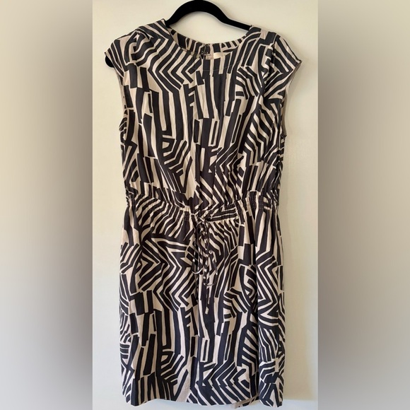 LOFT Dresses & Skirts - Ann Taylor Loft Geometric Print Shift Dress in Black/Cream Women’s Size Medium